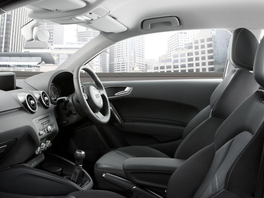 Интерьер Audi A1 TFSI S-Line (8X) 2010 года  (AU) (фото 3 из 5)